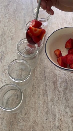 Cheesecake Jelly Cups - Save Recipe Below 👇 This is a peak arvo snack while losing weight, not bad for 32 grams of protein. 5 serves 300kcal (32P, 19C, 12F) Ingredients- 400g strawberries 3 sachets sugar free jelly 700g quark 500g reduced fat soft cheese 10g sweetener 12g gelatine sachet 2 lemons Blueberries to finish Method - 1. Put the strawberries and jelly into some containers in the fridge. 2. Once the jelly sets make up the cheesecake by mixing your quark, soft cheese, sweetener, lemon ju