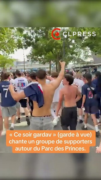 « Ce soir gardav » (garde à vue) chante un groupe de supporters autour du Parc des Princes.