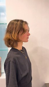 Følg med når vores Top Stylist Thomas, klipper en lækker klipning i fald, på skønne Sofia ✨🎀 ☀️🍁 Der er stylet med; - Gun-Britt Curl Activator - Gun-Britt Curl & Moisture Mousse - Gun-Britt Salt Vand | Gun-Britt Coiffure