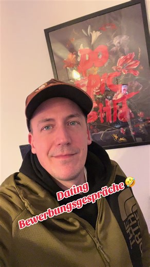 Dating fühlt sich inzwischen an wie ein Bewerbungsgespräch 📝😵 „Was arbeitest du?“ „Was suchst du?“ „Wo siehst du dich in 5 Jahren?“ Sorry, ich wollte flirten, nicht meine Lebenslaufpunkte vorlesen. Wo ist eigentlich die Leichtigkeit geblieben? Einfach locker, neugierig, lachen, vibe check ✨ Ohne Checkliste. Ohne Interview-Modus. Geht das nur mir so oder habt ihr da auch keinen Bock mehr drauf? 👀💬 Wenn euch das Video gefallen hat, drückt gerne das ❤️, abonniert den Kanal, lasst einen Kommenta