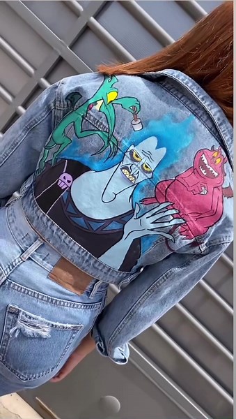 ¡Un nuevo producto ha llegado! Chamarras personalizadas 100% pintadas a mano 🧑‍🎨🎨 Aquí les dejo el proceso de esta chamarra de uno de mis villanos Disney favoritos, ¿ustedes que se pintarían en una chamarra? 🎨🧑‍🎨 . . . #chamarraspersonalizadas #customjacket #handpainted #handpaintedjacket #disney #disneyart #disneyvillains #hercules #hades #pintadoamano #paintingprocess #angeluspaint #art #artistsoninstagram #disneystylevibes