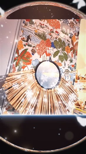 Mika Décoration 🏳️‍🌈 on Instagram: "Lundi sous le signe de la couleur ! 🎨✨ Zoom sur la pose de ce magnifique papier peint Kingdom de chez @littlegreenepaintcompany . On adore ce motif foisonnant qui transforme une simple ouverture en une véritable fenêtre sur l’imaginaire. Entre les éléphants, les pingouins et cette végétation luxuriante, la transition entre le salon et la cuisine devient la pièce maîtresse de la maison. Qu’en pensez-vous ? Oseriez-vous un motif aussi audacieux chez vous ? #w