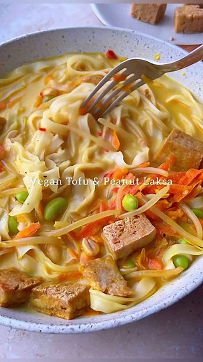 Vegan Tofu & Peanut Laksa 🥜 Crispy tofu, roasted peanuts & ribbon noodles in a creamy, spicy coconut broth with lemongrass, carrot, beansprouts & edamame. A healthy, gut warming bowl high in fibre and plant based protein. The red chili & ginger adds some much need fieriness on wintery days like these. 🥶 It can be hard striving for balance at this time of year & I’m not advocating that anyone gives up chocolate or alcohol 👀. I find the 80/20 approach helps; mostly balanced meals to maintain en
