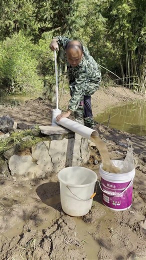 Rural Simple Water Pump! Using PVC Pipe and Manual Pump to Draw Pond Water