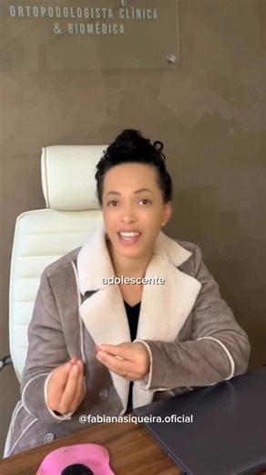 🦶Você sabe o que é unha involuta? Muita gente nunca ouviu falar, mas essa alteração na curvatura da unha pode causar bastante desconforto… e o pior: muitas vezes é causada por um hábito comum — cortar a unha curta demais, até o “sabugo”. Adolescentes, principalmente, têm esse costume. Mas atenção: cortar assim pode atrofiar a unha e gerar uma involução. O tratamento depois exige muito estímulo e paciência! 🔍 Se identificou ou conhece alguém que sempre corta a unha bem curtinha? 