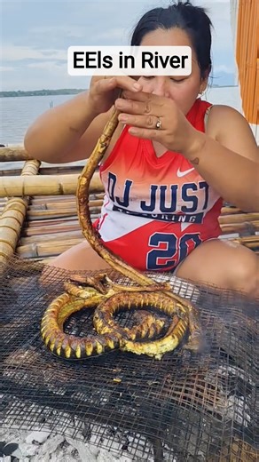 Eating Grilled River Eel: Crispy Skin! 🤤