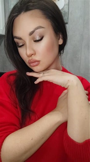 Юлия | находки | лайфхаки | юмор on Instagram: "🎉✨ Новый год на пороге, и пора готовиться к волшебству! 💄 "Первым делом — идеальный макияж! И я хочу выглядеть просто потрясающе. Начинаем с основы!" Спонсор моего макияжа klepachpro 🌟 "Немного блеска на глаза — это то, что нужно для новогоднего вечера! Не забываем про губы! 💖 "А хайлайтер — мой лучший друг! Он придаëт свежесть и сияние. 🎆 "Вот и всё! осталось определится с нарядом и я готова встретить Новый год с улыбкой и позитивом. Пусть эт