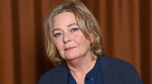 Ia Langhammer bor med sin mamma – efter plötsliga sjukdomen