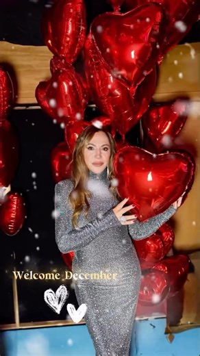 Simone Thomalla Moments | Hello December ✨ Mit diesem wunderschönen Bild von Simone Thomalla möchte ich euch zum 1. Dezember begrüßen – dem Monat voller Licht,... | Instagram