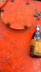 Inspection and removal of a dirty hydraulic filter from an excavator’s hydraulic tank. The visual reminder of the need for routine maintenance, including regular fluid changes and filter replacements, to ensure the optimal performance and longevity of hydraulic systems in heavy equipment. the consequences of neglecting maintenance. Welcome to Fast Track Congo. Located in the heart of Lubumbashi and Kolwezi, we specialize in providing high-quality heavy equipment and machine spare parts. Our comm