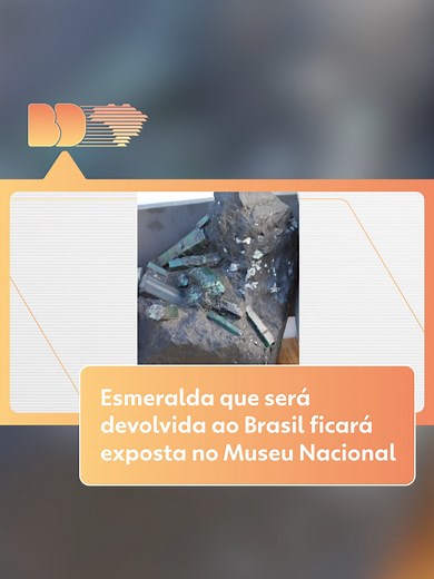 Os #EstadosUnidos formalizaram a repatriação de uma #esmeralda encontrada em 2001 na cidade de Pindobaçu, no norte da #Bahia. A pedra bruta, que pesa aproximadamente 380 kg e é considerada um tesouro nacional, tem valor estimado em 1 bilhão de dólares - mais de R$ 6 bilhões. Em novembro de 2024, a Justiça dos Estados Unidos acatou o pedido do Tribunal Regional Federal da 3ª Região (TRF3) de repatriação depois de anos de briga judicial. Na época, o magistrado determinou que o Departamento de Just