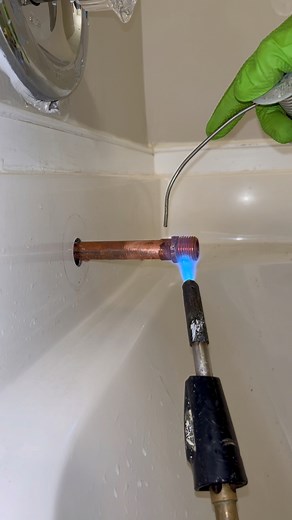 Installing a New Tub Spout #plumbing #plumber #plumbproud #plumblife #bathroom #bathroomcleaning #bath #tub #bathtub #tubspout #plumbingrepair #diy #howto #asmr #reels #reelsvideo #reelsviral #serviceplumber | Theconservativeplumber