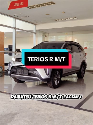 Daihatsu Terios R M/T Facelift. . Sedikit penjelasan mengenai daihatsu Terios, Daihatsu Terios merupakan mobil Low Sport Utility Vehicle (LSUV) kompak 7-seater produksi Daihatsu yang populer di Indonesia sejak 2006 sebagai penerus Taruna, yang dikenal tangguh untuk berbagai medan (off-road ringan hingga perkotaan) dengan harga terjangkau. Mobil ini merupakan hasil kolaborasi dengan Toyota (sebagai Toyota Rush) dan menonjolkan fitur yang cukup modern dikelasnya, kabin luas, serta penggerak roda b