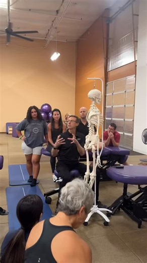 FST Level 4 - Wednesday in Arizona 🌵 From ribcage assessments to phase changes , today was all about exploring how the body moves, adapts, and tells its story. Ann’s reminder of the day: “The body is always in a phase change.” And of course, what better way to practice than assessing ribs on BTrain, our teacher and retired NFL player. Because in this room, learning is never just technical,!it’s alive, curious, and full of heart (and laughter). #StretchToWin #StretchToWinUS #FascialStretchTherap