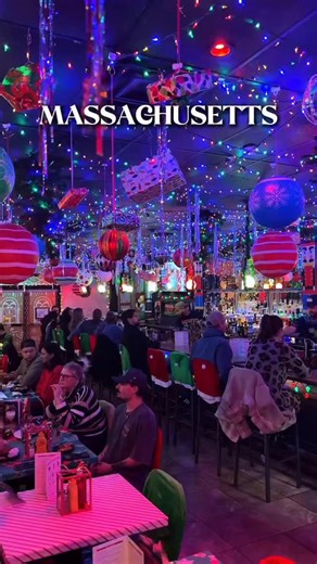 Boston, Massachusetts 🇺🇸 Travel | Hotels | Food | Snow-dusted brick streets and Christmas lights everywhere by @bostonbychloe ✨💗Tag your favorite traveling partner! 😍 💡Boston’s historic... | Instagram