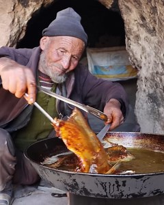 Old Lovers Cooked in the Cave Like 2000 Years Ago - Cave Lifestyle | Villager TVs