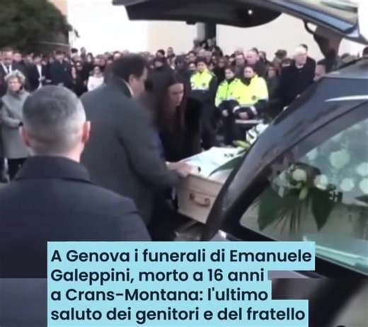 “Sei il mio migliore amico, ti vorrò bene per sempre, sono sicuro che lassù ci saranno campi bellissimi dove giocherai tutti i giorni”. Con voce calma e fragile, l’accento inglese di chi è cresciuto all’estero, il fratellino di Emanuele Galeppini è intervenuto dall’altare per un ultimo saluto a “Ema” Mi piange il cuore vedere questa famiglia distrutta da un dolore indelebile,indescrivibile …💔🙏😢 R.I.P Emanuele💔😢🙏 #genova #cransmontana #andiamoneiperteeee #viralvideos #perte