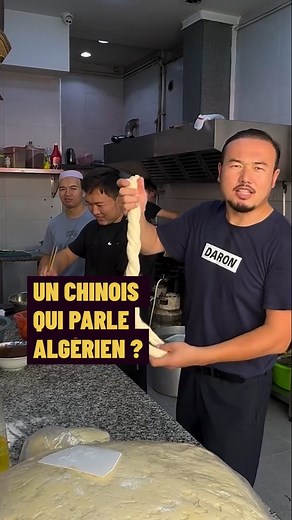🇨🇳✨🇩🇿 Un Chinois qui parle algérien dans un resto de ramen Aux commandes : Zhao Jun, originaire de Tianshui, entouré de ses collègues chinois et algériens. 🥢 Ils cuisinent, 🗣️ ils parlent arabe, 🎶 et ils dansent sur des musiques algériennes. Un vrai voyage culinaire 🌍… | Liik