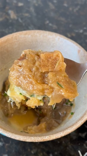 Restaurant Auction House on Instagram: "| 60 SECOND RECIPES - FRENCH ONION SOUP 🧅🤤 Deeply caramelised Roscoff onions, sweet shallots, garlic, thyme, dry white wine, and kombu dashi come together for a rich, modern take on the classic. Slow-sweated, deglazed, simmered, and unbelievably comforting. 🍲 . Full recipe below — and it’s available on our Du Jour menu and specials board all week! 👨‍🍳🔥 Ingredients (Serves 4): • 800 g Roscoff onions, thinly sliced • 150 g shallots, thinly sliced • 50 