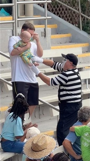 So cute 🥰 Tom the mime Seaworld #seaworldmime #tomthemime #comedy #funny #fun