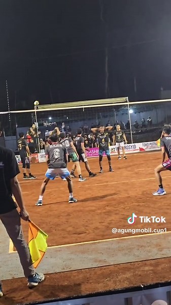 cuplikan pertandingan open antara csp munjungan yg di perkuat eko kinthung..kreweng ..agus zai dan kawan2 vs nvcr tugu dimenangkan psc dengan scor 3_0 yuk ramaikan agungmobilcup 2025 team dan pemain2 trbaik hadir disini#volleyball #tarkamplatag #trenggalek #hiburan
