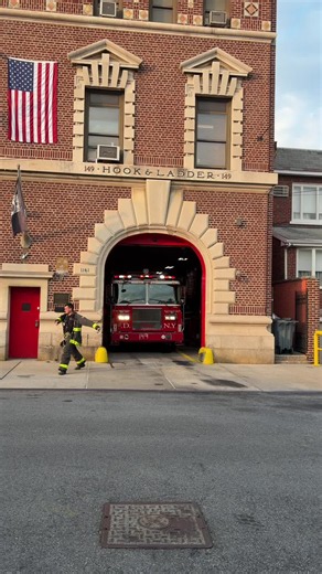 FDNY Tower Ladder 149 responding to smoke in a train station! #fdny #newyorkcity #brooklyn #fdnyladder149 #brooklyn