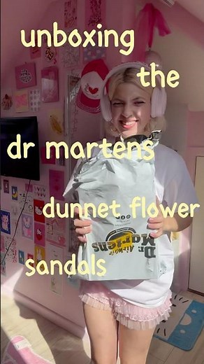 unboxing the dr martens dunnet flower sandals