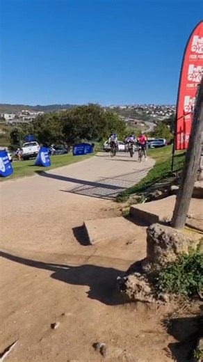 Video: Die Wes-Kaapse premier, Alan Winde, en lede van sy provinsiale kabinet is tans in die Tuinroete as deel van die Premier's Cycle Tour. Die toer behels onder meer die skenking van fietse aan skole en bewusmaking rondom padveiligheid. Hier is hulle by Groot-Brakrivier Primêre Skool. | Mossel Bay Advertiser