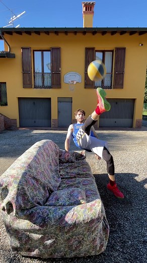 Istruzioni su come buttare un pomeriggio👆 #basketball #trickshot #streetdream