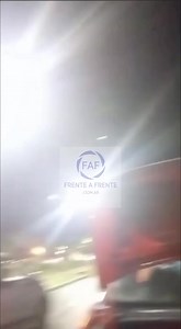 “Operativo Celos”: taxista borracho y su pareja en el baúl Un control vehicular terminó con sorpresa. Un taxista dio positivo en alcoholemia y, al resistirse a entregar el auto, confesó que llevaba a alguien en el baúl. Los agentes lo abrieron y encontraron a su pareja, que aseguró haberse escondido allí para comprobar si su marido la engañaba mientras trabajaba. El conductor fue detenido y sancionado por manejar alcoholizado y transporte irregular de personas. | Frente a Frente