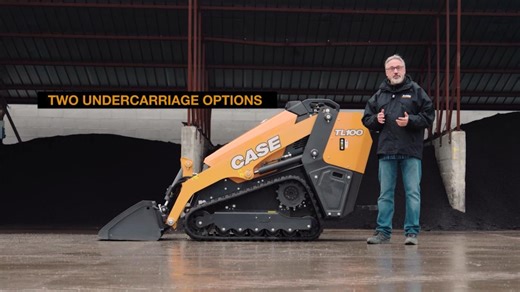 🛠️ Versatilità su misura per ogni cantiere Il nuovo CASE TL100 Mini Track Loader è disponibile in due configurazioni di sottocarri per adattarsi alle tue esigenze operative: • Versione larga: cingoli in gomma da 250 mm, larghezza totale 1026 mm • Versione stretta: cingoli in gomma da 180 mm, larghezza macchina 890 mm (914 mm con benna) Ideale per lavorare in ambienti interni e spazi ristretti. | CASE Construction Equipment