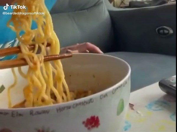 Hilarious Bearded Dragon with Labrador-like Appetite 🤣🦎