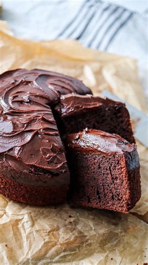 Gaëlle Le Bellu on Instagram: "Un Lundi qui commence de manière chocolaté avec ce moelleux chocolat/huile d’olive 😍👀 Je vous coupe une part? 😌 Ingrédients Cake • 250 g de sucre • 2 œufs • 1 sachet de sucre vanillé • 330 ml de lait (végétal ou demi-écrémé) • 55 ml d’huile d’olive • 60 g de cacao en poudre non sucré • 5 g de levure chimique • 210 g de farine • 1 pincée de fleur de sel ⸻ Ganache • 200 g de crème liquide 30% • 100 g de chocolat au lait • 100 g de chocolat noir • 25 g de beurre do