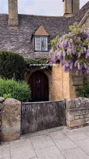 A fairytale cotswolds village full of cosy cottages and wisteria 🏡🧚🪻 📍 Broadway, Worcestershire #thecotswolds #englandtravel #wisteriaflowers #englishcottage #countrycottage