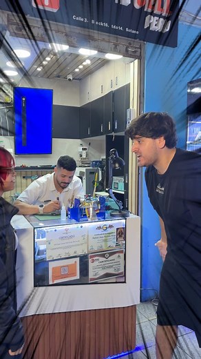 33K views · 766 reactions | Huele a pisado #viral #parati #comedia #parejas #iphone #samsung #ios #cambiodeglass #cambiodebateria | Movil Cell Peru SAC | Facebook