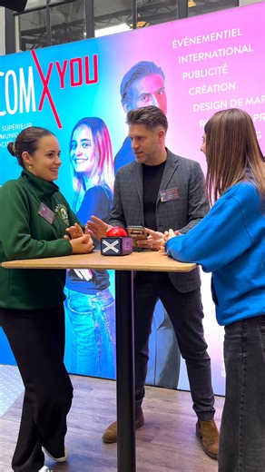 [WE ARE ISCOM] 🎉 Quiz Communication & Gen Z : qui connaît vraiment les codes ? Pendant notre Journée Portes Ouvertes, on a sorti le buzzer 🛎 �Étudiants et parents ont relevé le défi avec notre quiz spécial communication & Gen Z ! Tendances réseaux, actus com, nouveaux usages, expressions… �Résultat : des rires, des débats, quelques surprises 👀 et surtout un moment ultra sympa à partager ensemble. Spoiler alert : la Gen Z n’a pas toujours gagné 😉� La suite en image 🎥 | ISCOM