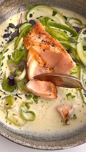 Laks med smørstegte porre, hvidvinssauce og urteolie🌿 Så kan du altså godt sige hej til din nye scoremiddag😜🥰 Skriv LAKS i kommentarfeltet hvis opskriften skal direkte i din indbakke❤️ Her er den lavet i forret størrelse, men den kan nemt justeres så den passer til hovedret, og evt. serveres med små kogte kartofler, ekstra grønt eller lignende🤗 Husk også ekstra sauce, den er lige til at spise med ske🤤🫠 Laks kan erstattes af et stykke hvid fisk🐟 Opskriften linker jeg også til på min profil