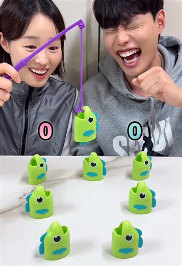 진짜 물고기 대반전 겁나 웃기네 ㅋㅋㅋㅋ ☑Game: #ReelBigCatch ☑Player: 2 ✅게임방법 1. 돌아가며 물고기 한마리 낚시! 2. 더 긴 물고기 잡으면 승리✨ 3. 혹은 물고기 전체 합산 길이로도 가능! The fish is so hilarious! ✅How to play: 1. Take turns catching a fish! 2. Longest fish wins ✨ 3. Or, the total fish length can decide the winner! - #보드게임 #보드게임추천 #boardgame #boardgames