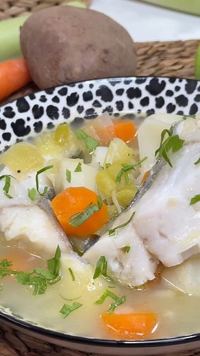 ⬇️RECETA ESCRITA⬇️ ⭐️PORRUSALDA VASCA⭐️ Ingredientes de la porrusalda: 4 puerros 1 diente de ajo media cebolla 2 zanahorias 3 patatas medianas aceite de oliva virgen extra sal pimienta negra 750 ml de agua aproximadamente Preparación de la receta de la porrusalda: 1. El aceite de oliva virgen extra pocha la cebolla y el ajo con un poquito de sal y picado muy fino durante 10 minutos y fuego de 5/9 2. ⁠ incorpora la zanahoria en rodajas de medio centímetro, el puerro del mismo tamaño y las patatas