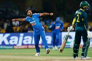 Mukesh Kumar shines with 3/32