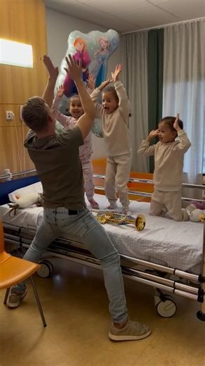 Jeffrey Parmentier on Instagram: "Dit is toch geweldig?🤩🧡 Tijdens de bezoekjes komen er altijd veel verzoeknummers voorbij, maar Frozen blijft een favoriet!🥰 #lumc #kinderziekenhuis #trompet #trumpet #frozen #letitgo #jeffreyparmentier #leiden #kids #kinderen"