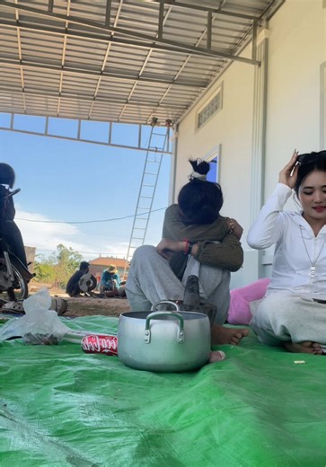 CEO 2In1: Exploring Online Selling