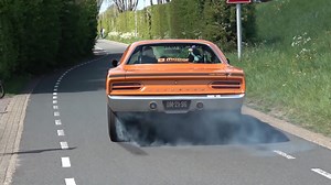 Plymouth Road Runner wild acceleration on narrow street