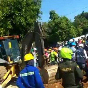 6.9K views · 27 reactions | #NosReportan En la obra de ampliación de la glorieta los músicos, acaban de quedar atrapados dos obreros al quedar sepultados por la tierra. | Valledupar Fabrica De Regalos Megateo | Facebook