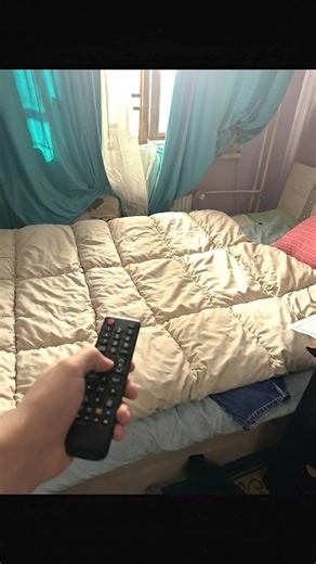 Эхнэр өрөөгөө цэвэрлэсэн юм бол. Зураг явуул гэхээр нь энийг явуулчихлаа зөв үү. ХАХАХ Хэрхэн хийх бэ? 1. Өөрийн замбраагүй унтлагны өрөөний зургыг дарах 2. Энэ промптыг ашиглаж удирдлаг барьж байгаа юмшиг зурагтай болох. Аль эсвэл бодитоор удирдлагаа барьж байгаад дарах Зурагны промпт: make A realistic First-Person POV shot of a hand holding a black TV remote control. The remote is pointed at a messy bedroom 3. Google flow дээр Үүсгэсэн зураг аа оруулаад энэ доорх промтыг оруулах The thumb pres