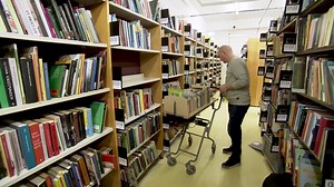 IMMS™ storage control – quick shelving and easy picking! Learn more: https://lyngsoesystems.com/intelligent-material-management-system-academic/ #WorkingForSmarterLibraries | Lyngsoe Systems Library