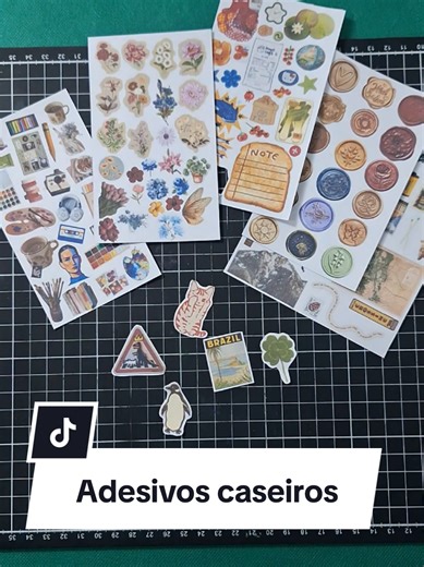 COMO FAZER ADESIVOS CASEIROS ✨📌 Você não precisa comprar adesivos para decorar seus cadernos e projetos criativos 👀 Nesse tutorial eu ensino como fazer adesivos caseiros de forma simples, usando materiais fáceis de encontrar. Perfeito pra decorar cadernos, journals, planners, scrapbook e projetos de papelaria criativa 😮‍💨✨ Salva esse vídeo pra testar depois, comenta “ADESIVO” se você quer mais ideias de papelaria DIY e manda pra quem ama papelaria 📌 #diy #handmade #stickers #tutorial adesiv