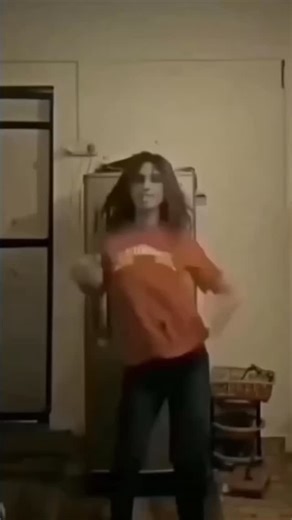 official vaya on Instagram: "1997년 개봉한 영화 Titanic은 잭과 로즈의 운명적인 사랑을 통해 비극 속에서도 오래 남는 감정의 깊이를 보여주는 작품입니다. 화 려한 연출보다 인물의 감정에 더 집중한 제임스 카메론 감독의 스 타일은 지금 다시 봐도 묘하게 가슴을 울리죠. 배가 침몰하는 장면 이 아닌, 두 사람이 서로를 바라보던 순간들이 더 강하게 기억에 남 는 영화이기도 합니다. nIn이 감정을 완성해주는 곡이 바로 셀린 디 온의 *"My Heart Will Go On"*입니다. 처음 들으면 잔잔한데, 어느 순간 자연스럽게 가슴이 벅차오르는 느낌을 줍니다. 특히 후 반부의 고조되는 보컬은 영화 속 잭과 로즈의 마지막 장면과 겹쳐 지면서 괜히 마음이 서늘해지기도 하고요. 많은 분들이 "이 노래가 나오면 왜 그 장면이 자동으로 떠오르는지 모르겠다"고 말하는데, 그만큼 영화와 음악이 자연스럽게 얽혀 있는 곡입니다. nIn1998 년 아카데미 주제가상을 비롯해