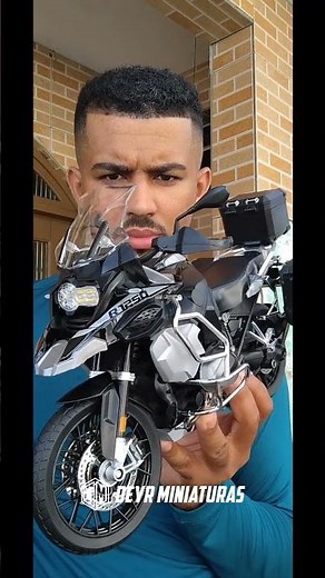 Miniatura BMW R 1250 GS PREMIUM TRIPLE BLACK 2022 - Escala 1:6 - 37 cm - Acende Farol