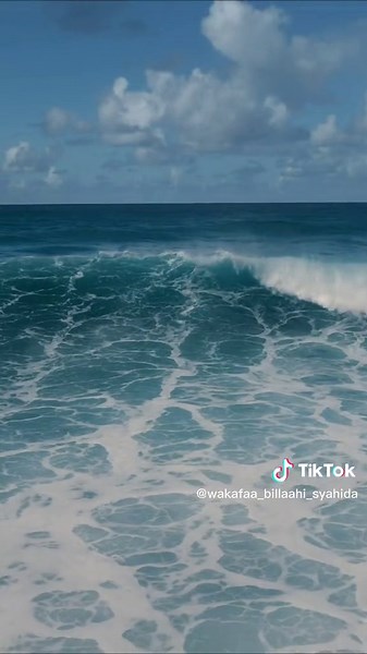 Ketika mendengar benturan air yang kau pantulkan, hatiku merasa tenang. Pasang surut yang kau alami setiap hari sangat mencengkram beberapa nelayan disana. Seketika ombak mendatangiku ketika aku sedang sedih, seakan-akan memeluk erat tubuhku dan merangkulku sesekali untuk menenangkan hati dan jiwaku ini. Dan kadangkala percikan air yang menyentuh pergelangan kakiku dan ombak kecil yang kau lakukan dengan sopan itu memberi pertanda bahwa kau ingin berpamitan denganku.